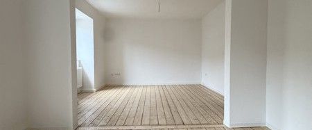 Frisch renovierte 3-Zi.-DG-Whg. mit Dielenboden und neuen Tageslichtbädern - Foto 1