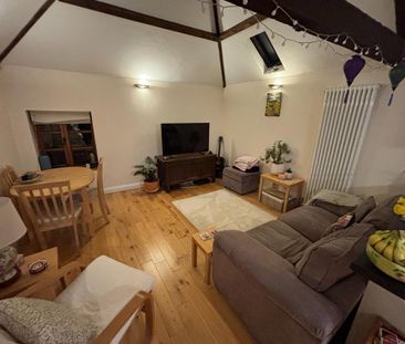 2 bedroom coach house to rent - Photo 2