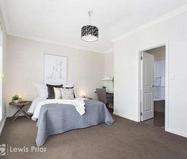 Prime Location - Neat & Tidy Courtyard Home - Photo 2