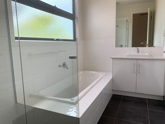 4BR 2 LIVING FAMILY HOME IN PRIME LOCALE! - Photo 1