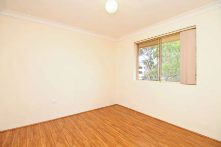 WELL PRESENTED 2-BEDROOM APARTMENT CLOSE TO TRANSPORT! - Photo 3