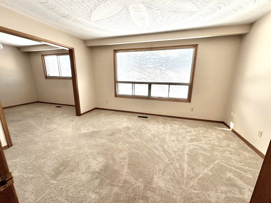 For Lease - 915 Taunton Road, Whitby, Ontario - Photo 1