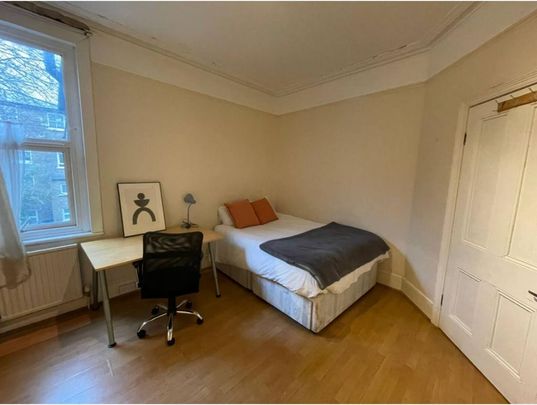 1 bedroom in a house share to rent - Photo 1