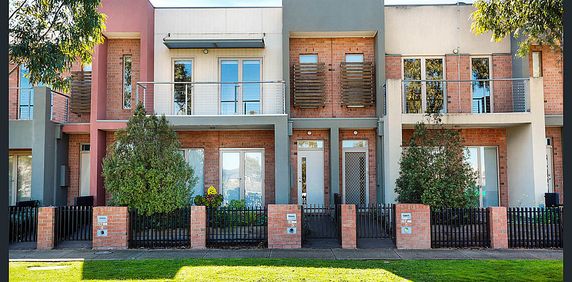 Family Living Home in Tarneit - Photo 2
