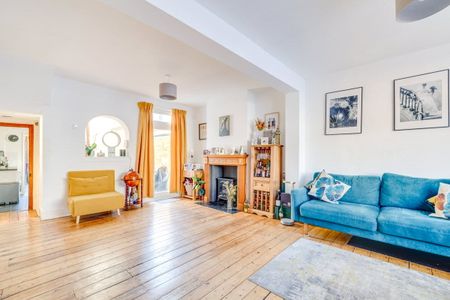 A lovely two bedroom cottage located in the popular Little Chelsea area of Barnes, ideally positioned for the mainline station at Barnes Bridge. Minutess to Barnes village, and the shops and restaurants of White Hart Lane. - Photo 3