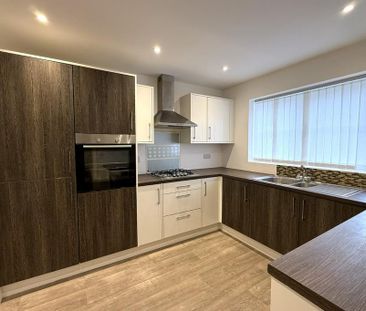 4 bedroom semi-detached house to rent - Photo 2