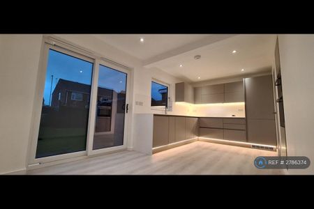 3 bedroom detached house to rent - Photo 5