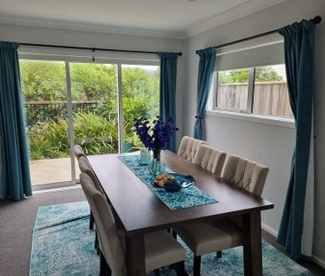 Modern 3-Bedroom Home to rent in Aotea, Porirua - Photo 2
