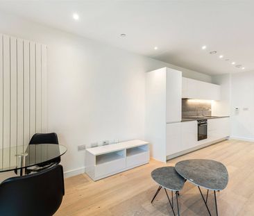 Royal Crest Avenue, London, E16 flat to rent - Photo 2