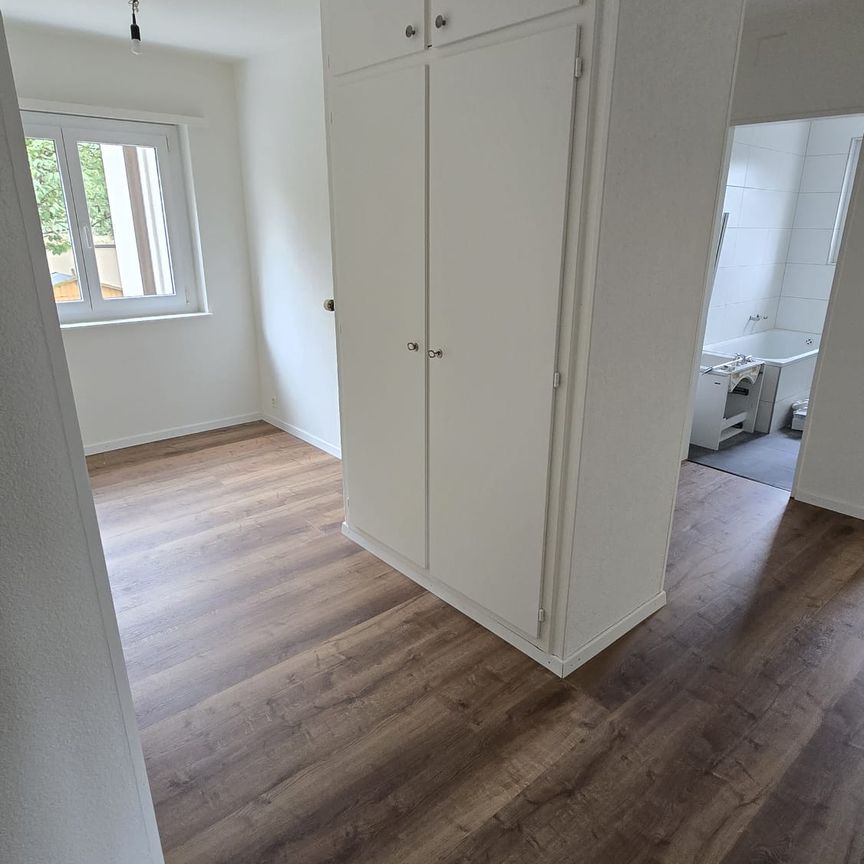 Grosszügige, frisch renovierte 4.5-Zimmer-Parterrewohnung mit Balkon - Photo 1