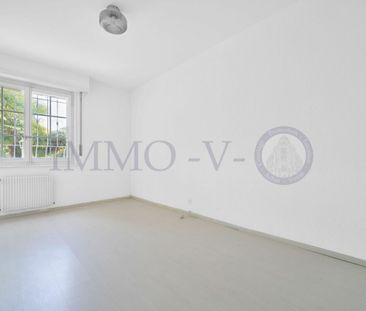 SPACIEUSE AVEC JARDIN, PISCINE ET VUE LAC - Photo 5