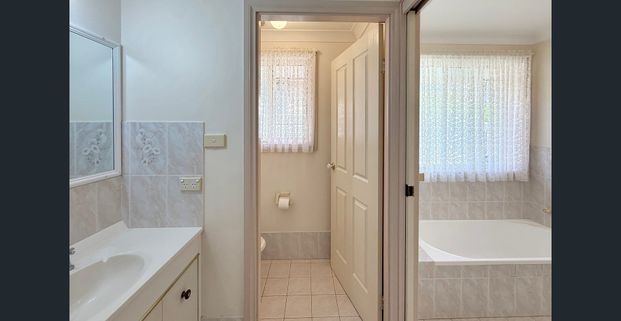 Modern comfort & everyday convenience ideally located in quiet cul-de-sac location close to CBD, schools, shops, golf club & transport - Photo 1