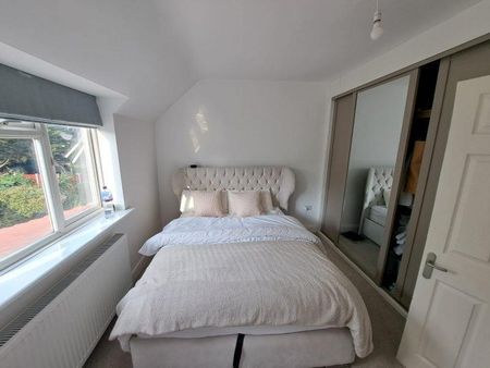 1 bedroom in a flat share to rent - Photo 2