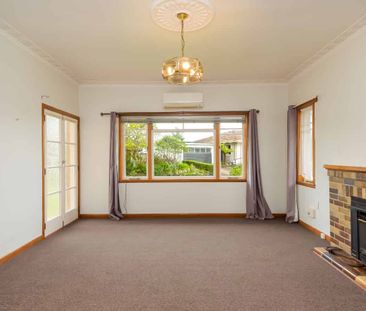 Sunny home with spacious living & detached garage - Photo 2