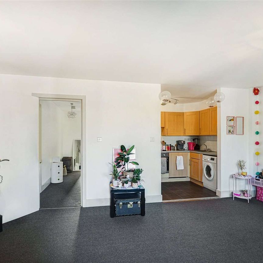 Lavender Hill, London, SW11 5RW - Photo 1