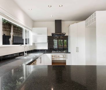 Unbeatable Location - Spacious Living - Photo 5