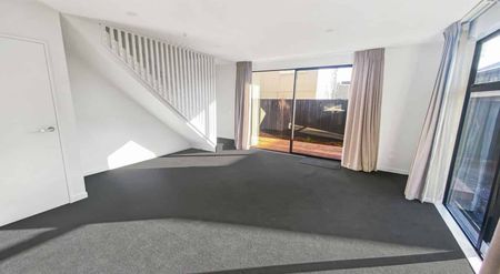 Spacious Executive Townhouse - Photo 4