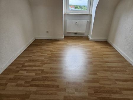 Bezugsfrei! Frisch modernisierte Dachgeschosswohnung mit ca. 62 m² Wohnfläche und 3 Zimmern - Photo 3