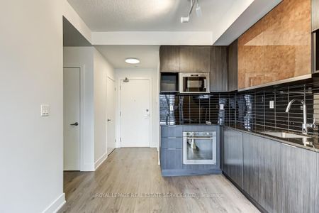 306 99 The Donway W - Photo 3