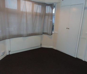 4 bedroom semi-detached house to rent - Photo 4