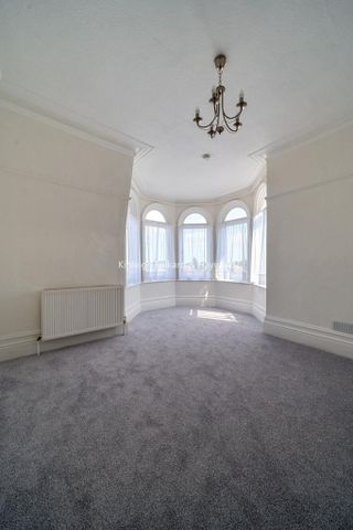 4 bedroom flat to rent - Photo 4