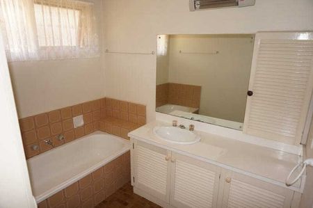 4 Bedroom Family home - Close to Transport - Photo 4