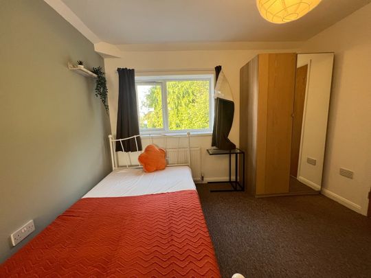 7 Bed Detached House, Charter Avenue, CV4 - Photo 1