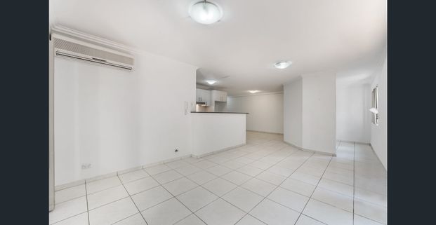 Spacious & Modern Three Bedroom Unit! - Photo 1