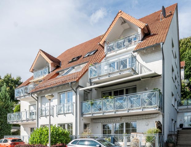 Bald renovierte Wohnung mit Balkon, Einbauküche und traumhaftem Blick am Südhang von Oerlinghausen - Photo 1