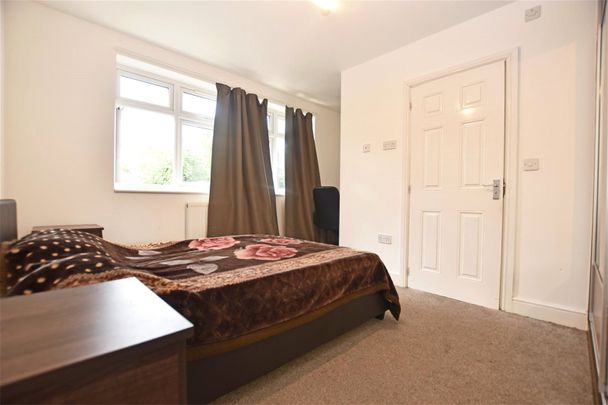 Osterley Avenue, Isleworth - 5 bedrooms Property for lettings - Chasebuchanan - Photo 1