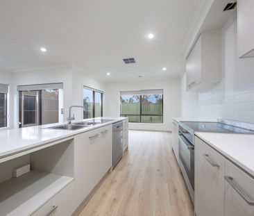 Immaculate Family Living with Quality Finishes - Photo 4