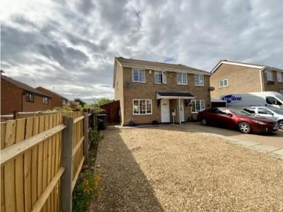 3 bedroom semi-detached house to rent - Photo 2