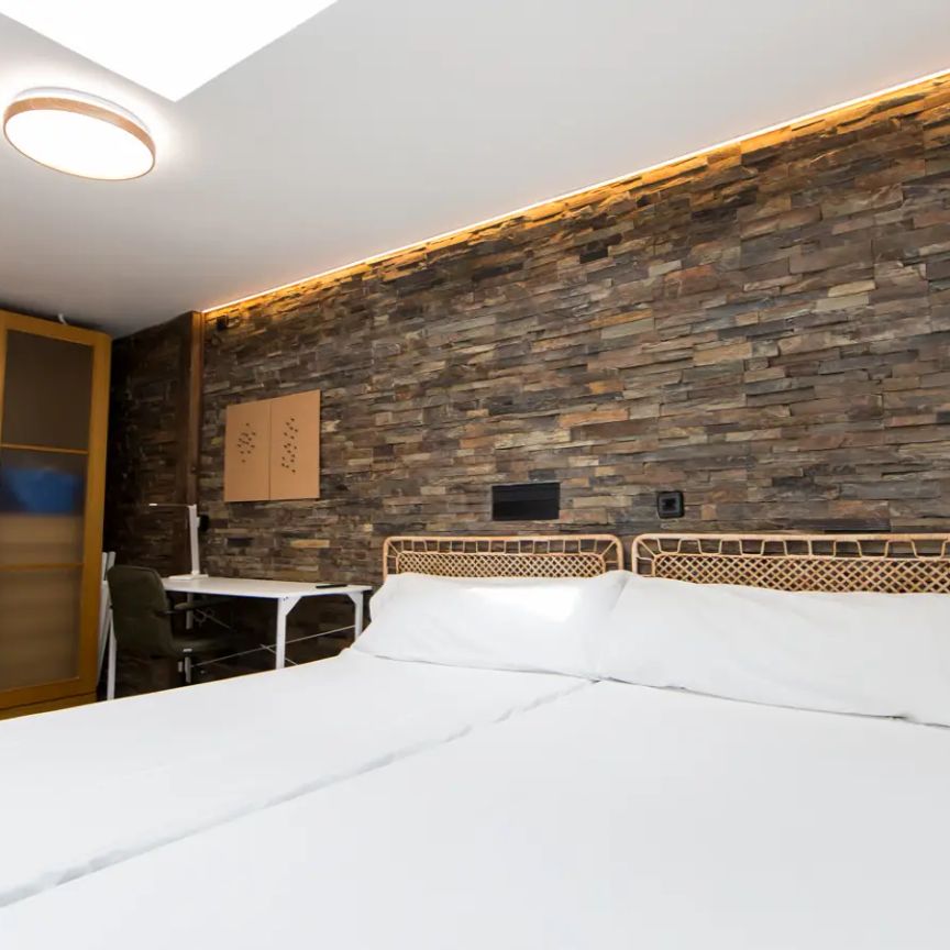 5-bedroom apartment for rent in Los Cármenes, couples allowed - Photo 1