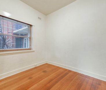 Stylish Two-Bedroom Apartment in the Heart of Elsternwick and Ripponlea - Photo 1