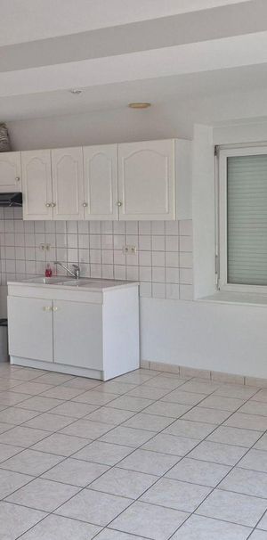 LEVARE: maison d'habitation comprenant: -Entrée, salon/séjour, cuisine, une chambre, salle d'e... - Photo 1