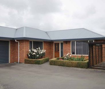 Comfortable & Secure Family Home - Easy Care - Photo 4