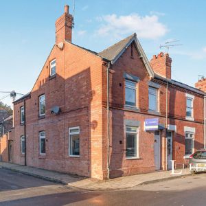 1 bedroom in a house share to rent - Photo 3