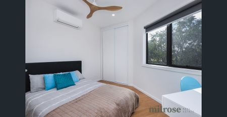 Stylish Eco-Friendly Townhouse - Photo 3