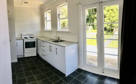 4-bedroom family home in Naenae - Photo 2