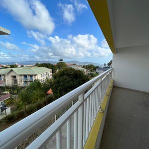 A LOUER TRES GRD ET BEAU T3 QUARTIER GERBEAU FORT DE FRANCE AVEC VUE MER CLIMATISEE -TERRASSE VITREE - Photo 2