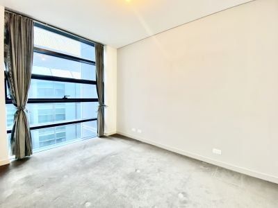 1BEDROOM - Beautifully appointed and generously proportioned - Photo 1