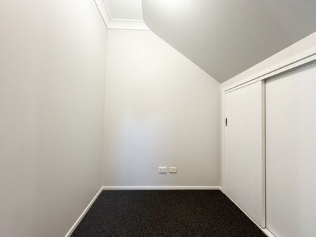 Fresh & Bright 2 Bedroom Townhouse - Photo 4