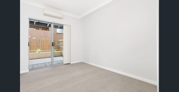 CONTEMPORARY APARTMENT IN IDEAL LOCATION - Photo 1