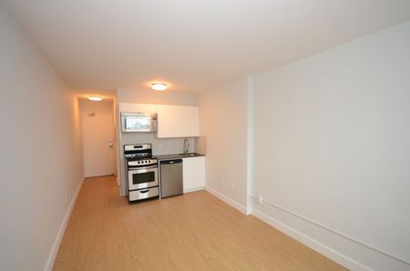 798 Richmond Street West - Photo 2