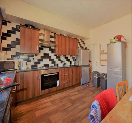 8 bedroom House in Welton Place, Leeds - Photo 3