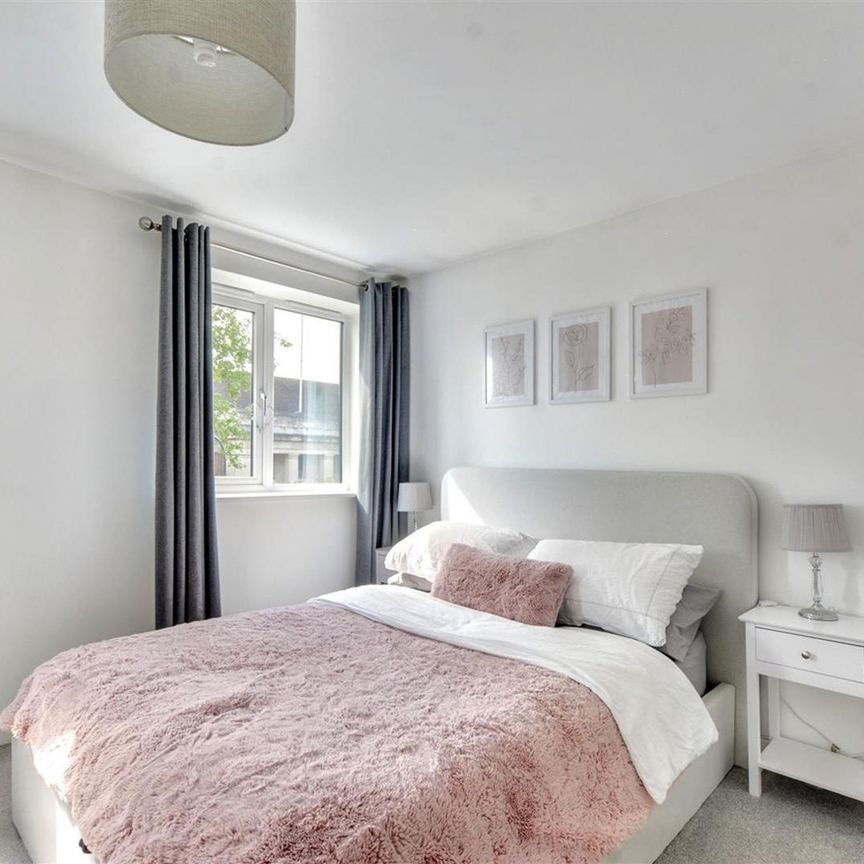 Room in a Shared House, Leaning Row, NG7 - Photo 1