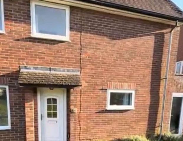 Addison Close Room 4 - Photo 1