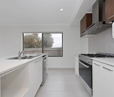 SPACIOUS HOME IN FLORIAN ESTATE - Photo 3