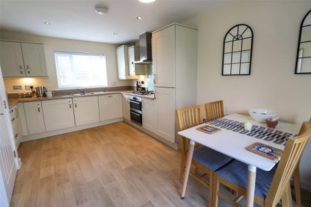 4 bedroom detached house to rent - Photo 3