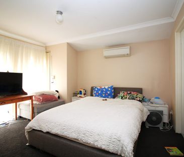SPACIOUS FAMILY HOME - Photo 4